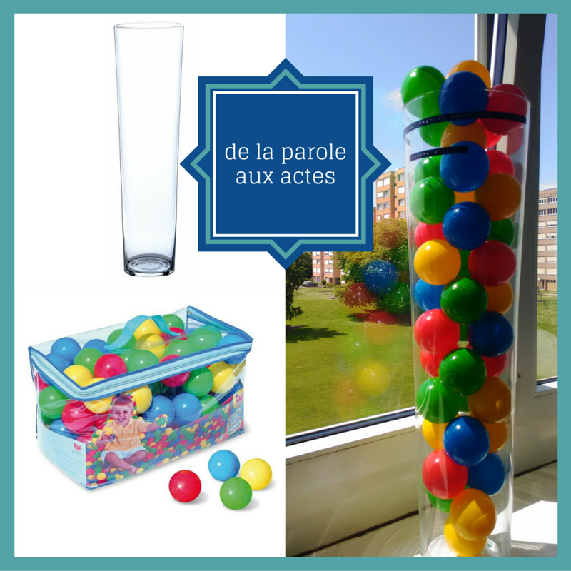 Un vase et des boules en plastique pour encourager les enfants à réaliser des actes de gentillesse
