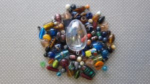 Matériel pour un maracas: un œuf en plastique, des perles
