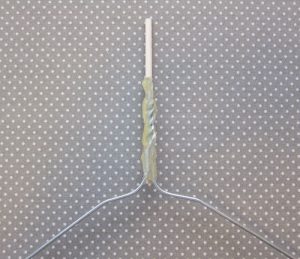 Un bâtonnet est collé sur un cintre