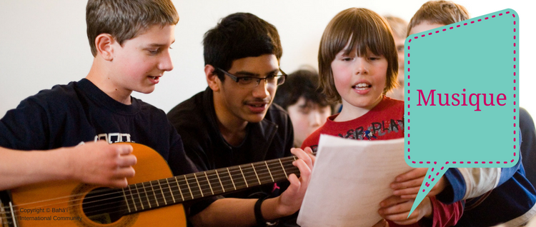 Des enfants chantent et jouent de la guitarre (Vancouver, Canada)